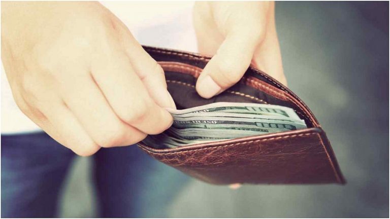 La gente devuelve más billeteras perdidas cuando hay más dinero en ellas