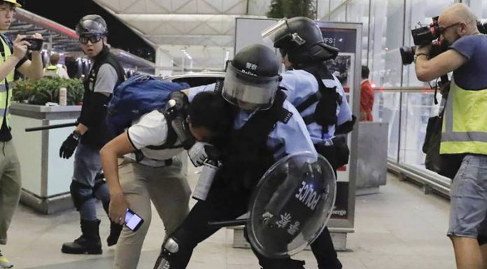 Trump asegura que China está desplegando tropas en la frontera con Hong Kong