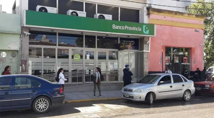 VIERNES CORONAVIRUS: Si bien hubo mucha gente en la calle, en Zárate se pudo observar cierto orden en la cola de los bancos