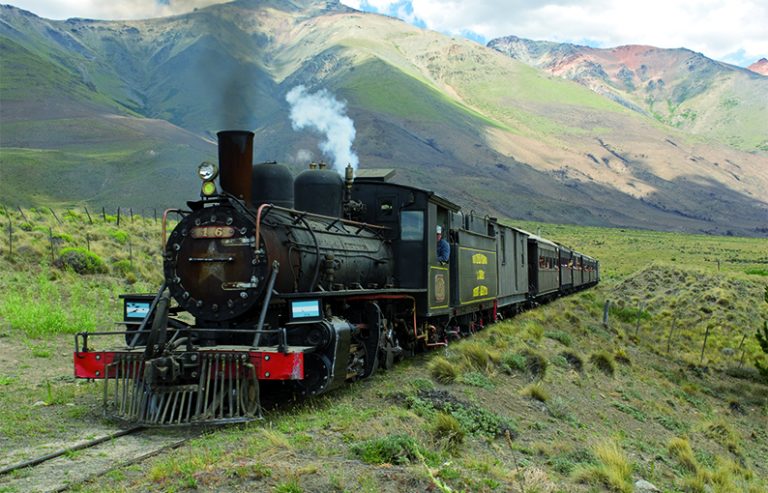“La Trochita” cumplió 75 años de vida ferroviaria, conectando pueblos patagónicos