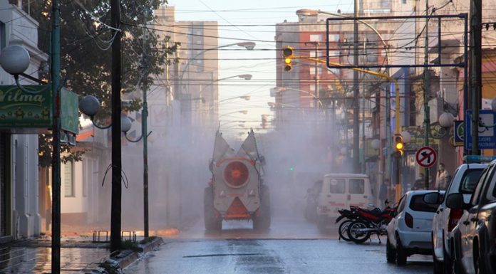 PARTE DIARIO: Bajan los casos sospechados en Zárate que desinfecta diariamente la ciudad con nuevo equipamiento