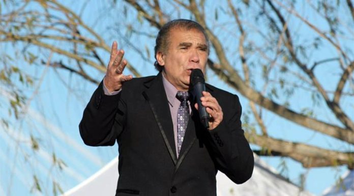 ESTEBAN ALBERTO: El popular cantor zarateño de “Salvemos a la Humanidad” cumplió años y reforzó su idea de fe y esperanza en cuarentena