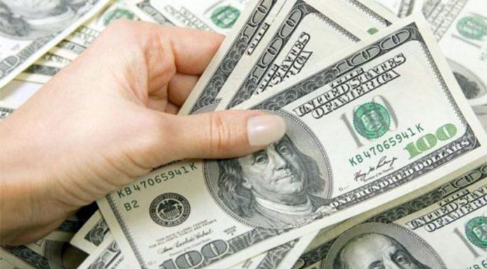 Súper volátil: el dólar “blue” saltó $8 y cerró a $284
