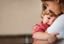 El 70% de las madres sigue recurriendo a su propia madre para resolver dudas de crianza, pese al avance de la IA