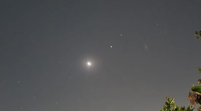 ASTRONOMÍA: Esta noche Júpiter, Saturno y la Luna forman un imponente semicírculo en el cielo