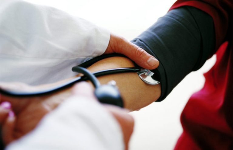 Relacionan al aislamiento con la hipertensión arterial severa