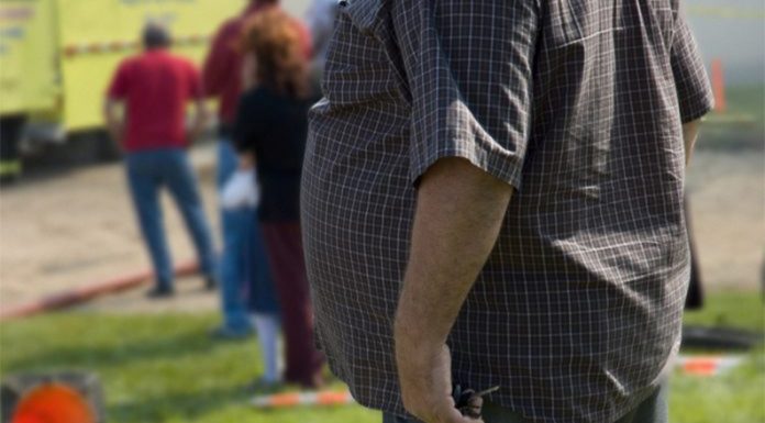 Cómo influye en tu cuerpo cenar tarde y usar pantallas