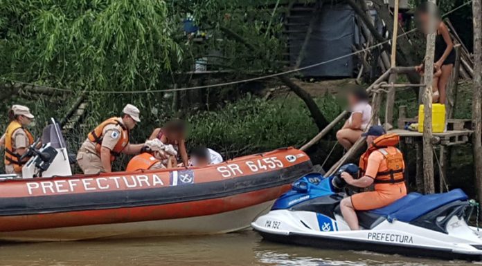 Bienvenido Bastian Sebastián: Personas de la Prefectura asisten con felicidad a una mujer que estaba dando a luz en un bote