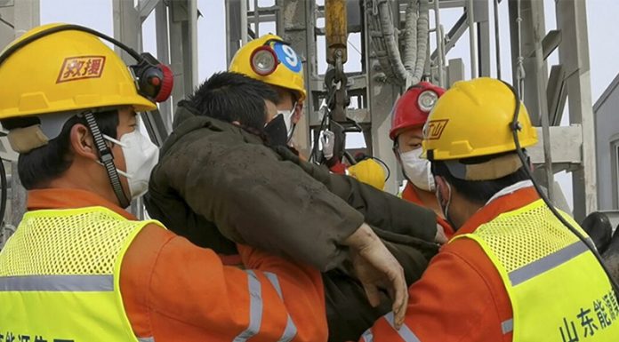 CHINA: Rescatan a once mineros atrapados desde hace dos semanas