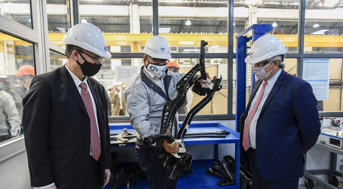 Baradero: El Presidente visitó una autopartista nacional que fabricará piezas para el nuevo modelo Volkswagen Taos