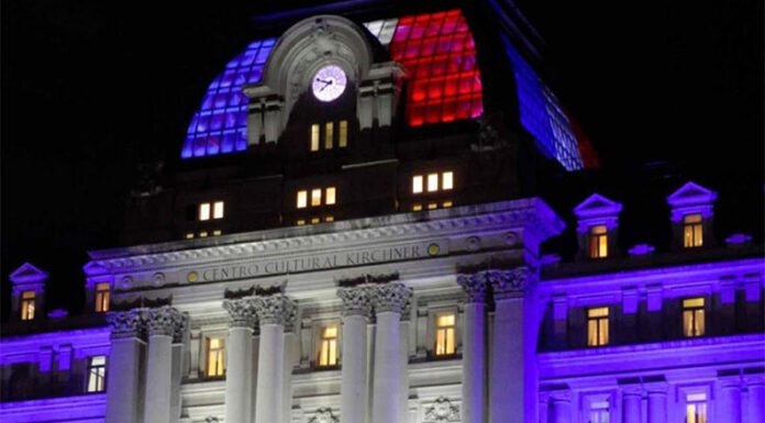 EN EL CCK: Se realiza este mediodía una ceremonia en memoria de los 91.979 muertos por coronavirus
