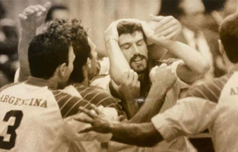 Juegos Olímpicos: El vóley tuvo la primera medalla también ante Brasil y hace 33 años