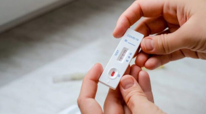 Comenzó la distribución de autotest en farmacias: qué marca puede conseguirse y a qué precio