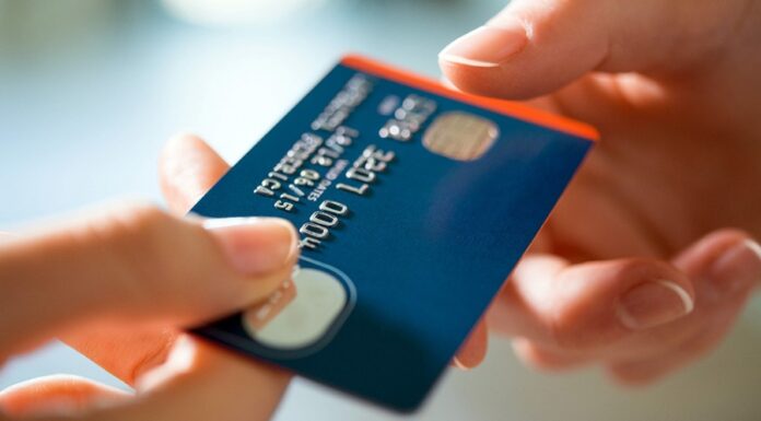 Dólar tarjeta: el Gobierno aumentó 10% el recargo para las compras en el exterior