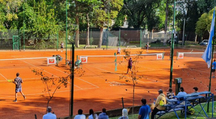 Plaqueta: la AAT reconoció la trayectoria del Tenis Club de Zárate a 12 años de su fundación