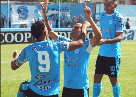 Defensores Unidos volvió al triunfo ante Dock Sud y sigue de cerca al puntero del torneo