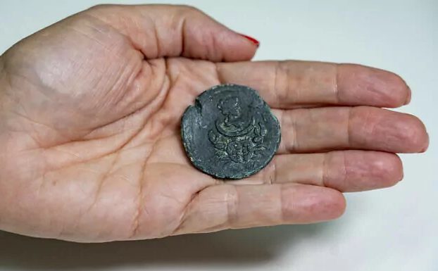 Israel descubre moneda romana de 1.850 años de antigüedad con diseño de diosa de Luna