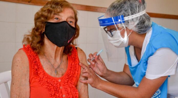 Los mayores de 50 años pueden aplicarse la quinta dosis contra el Covid en PBA