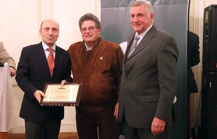 CARBAP 90º ANIVERSARIO: La sociedad rural de la región de Zárate entregó una plaqueta conmemorativa