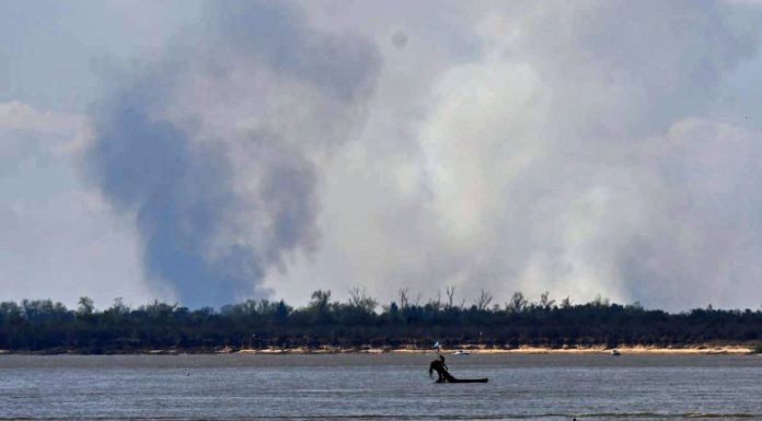 Frente a Zárate: Columnas de humo aparecieron en las islas entrerrianas a pocas horas de manifestación contra quemas en los humedales