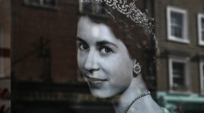 NOTICIAS, REDES SOCIALES Y CONFUSIÓN: Cómo la muerte de la reina desencadenó un manual de desinformación