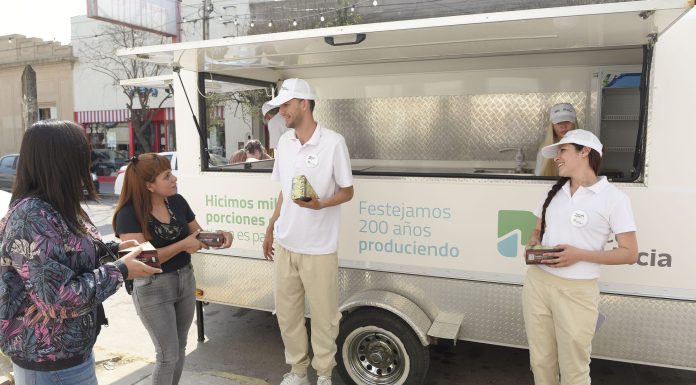 BANCO PROVINCIA: comenzaron los festejos en el territorio bonaerense con el recorrido de la torta del bicentenario