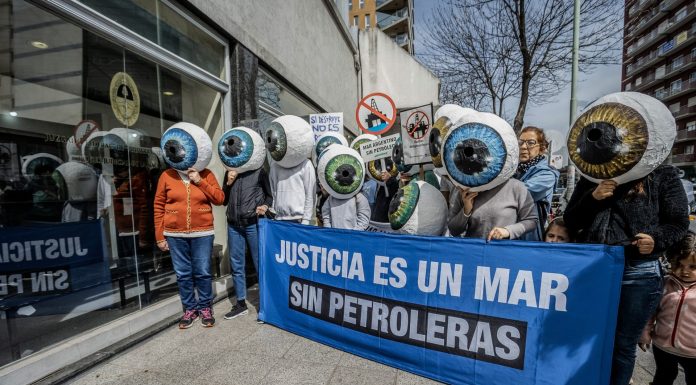 Juzgado Federal en Mar del Plata: Una protesta ecologista de ONGs ambientales y civiles piden justicia para el Mar Argentino
