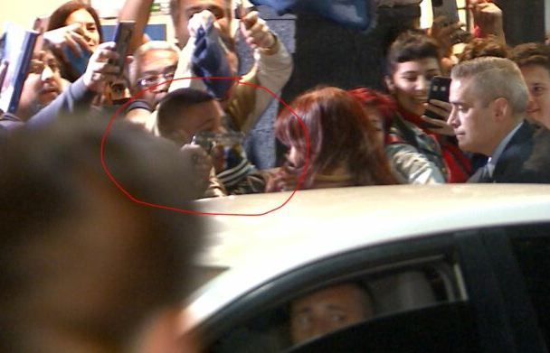 Un hombre quiso matar a Cristina Kirchner en la puerta de su casa mientras saludaba a la militancia