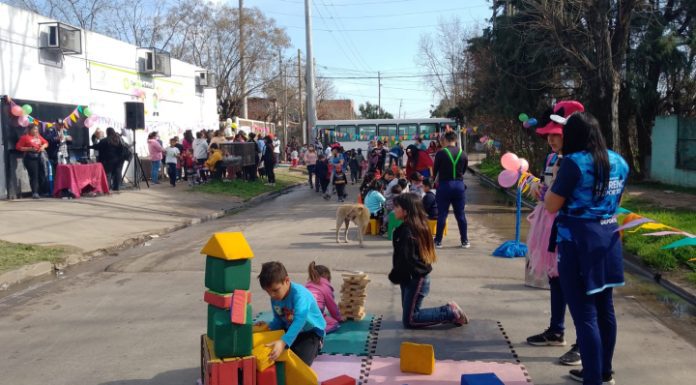 Cárcel de Campana: elaboraron material didáctico para niños y niñas con trastornos del espectro autista en taller “Ayudar Te Ayuda”