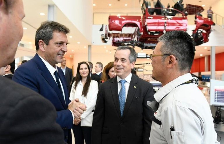 Ayer en Planta Toyota: Sergio Massa en su visita a Zárate “el Gobierno impulsa exportaciones automotrices en acuerdo con empresas y trabajadores”