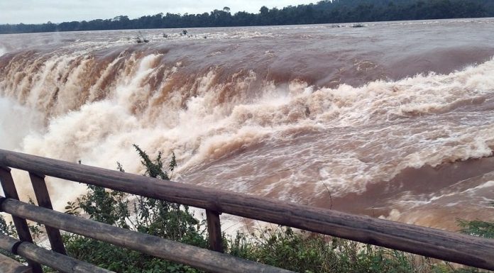 Las cataratas del Iguazú aumentaron su caudal de agua 10 veces por las lluvias
