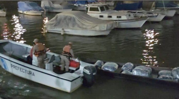 Prefectura secuestró un cargamento de indumentaria ilegal en el río Uruguay