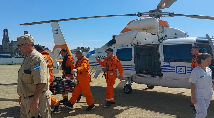 Prefectura aeroevacuó de urgencia al capitán de un buque con un accidente cerebro vascular
