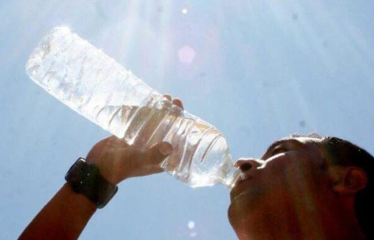 Verano y salud: cuáles son los riesgos de dejar las botellas de plástico al sol