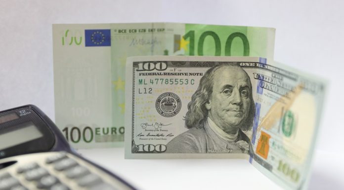 El dólar “blue” vuelve a trepar fuerte y cierra a $330