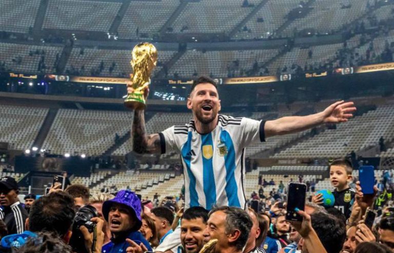 Valdano reveló que le dijo Messi antes de la final: “Si soy campeón, me dejo la camiseta puesta hasta el siguiente Mundial”