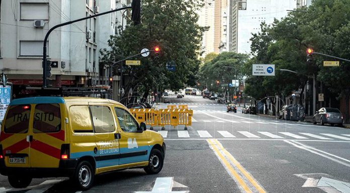 Controlarán con cámaras de tránsito el uso del celular y la falta del cinturón