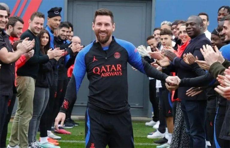 Pasillo de campeón y aplausos: así recibieron a Messi en su regreso a PSG