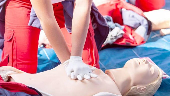 Reanimación cardiopulmonar, una maniobra altruista que salva vidas y no mata