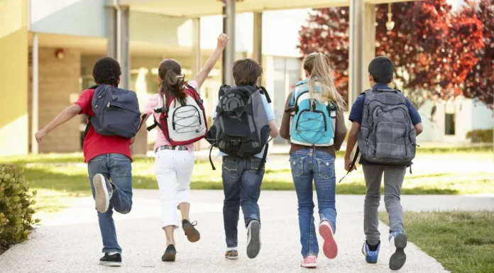Vuelta a clases: Mochilas, plantillas y combinar horas de pantalla con ejercicio, las claves de una postura sana