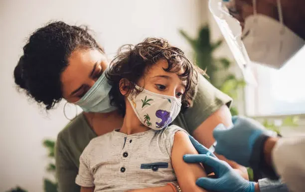 Vacunas y apto físico: ¿qué controles de salud deben tener los chicos para su regreso a clases?