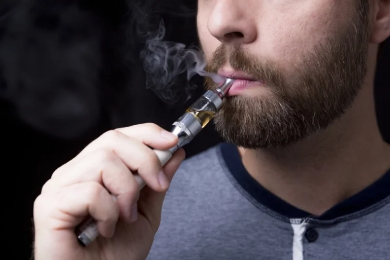 Prohíben la importación, comercialización y publicidad de vapeadores en todo el país