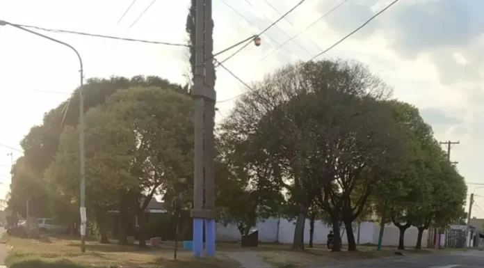 Indignante situación: Reclamo de vecinos de la esquina de las calles Santa Fe y San Luis donde hay aguas de cloacas a cielo abierto