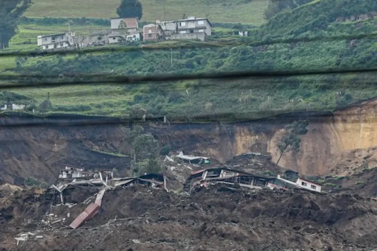 Aumentan a 14 los fallecidos y a 395 los damnificados por deslave en zona andina de Ecuador