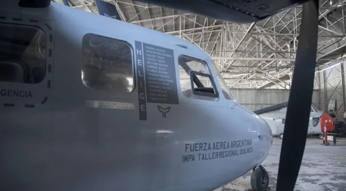 Estudiantes de una escuela técnica repararon un avión que operó en Malvinas