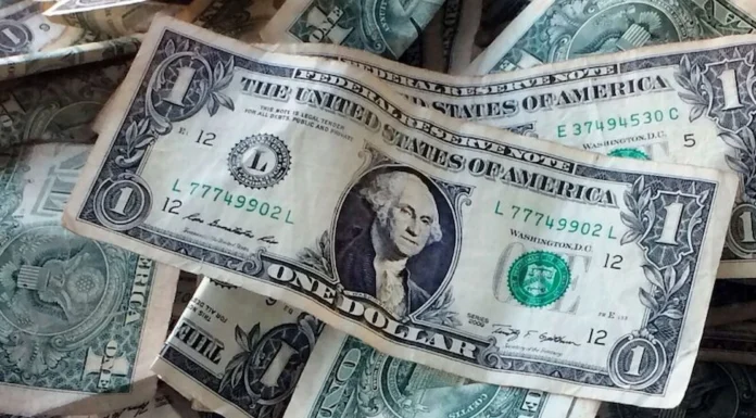 Récord: el dólar “blue” llegó por primera vez a los $400