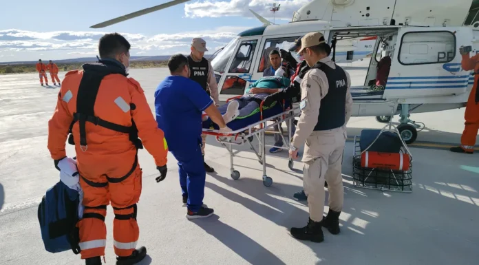 Emergencia en el mar: Prefectura aeroevacuó de urgencia al tripulante de un buque pesquero