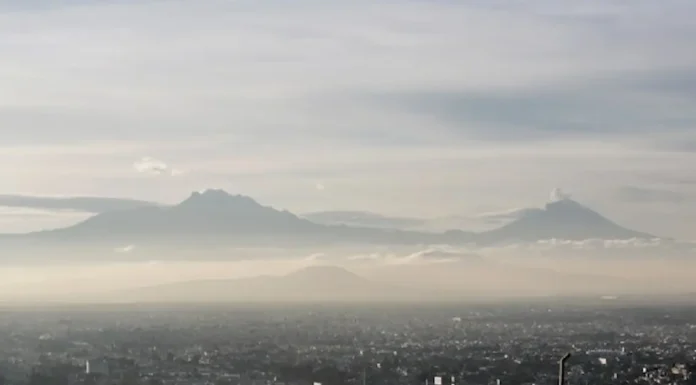 Volcán Popocatépetl registra dos explosiones con caída fragmentos balísticos en México