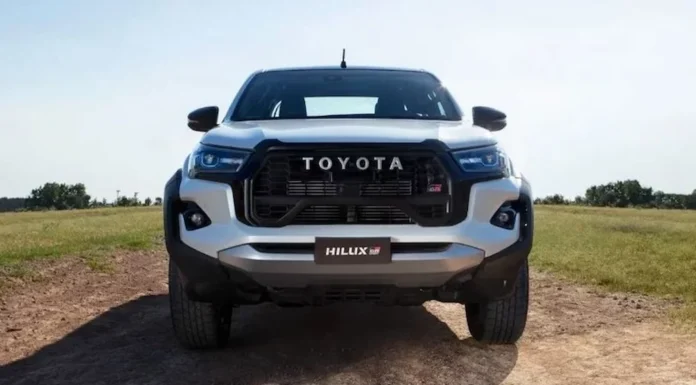 Toyota lanzará la Hilux híbrida en 2024: La pick up fabricada en Zárate tendrá sus versiones con modelos híbridos el año próximo