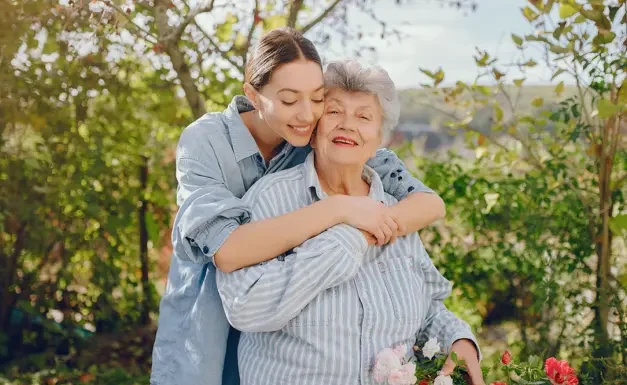 “Camino Compartido”: Continúa el programa de AMIA que brinda apoyo a quienes cuidan a familiares mayores